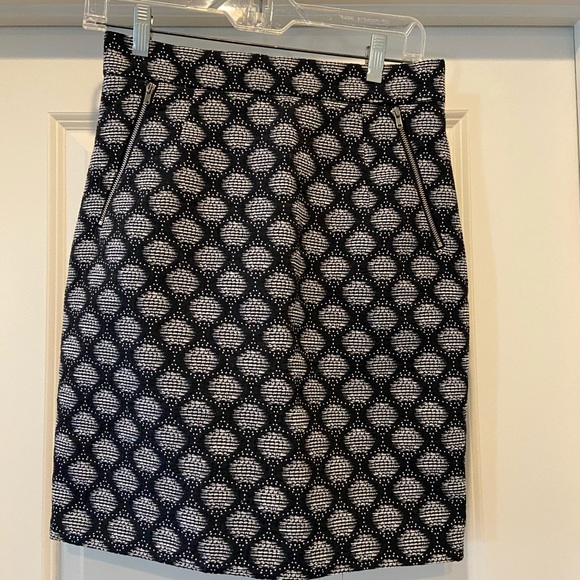 H&M Dresses & Skirts - 🍀Black white and gray skirt for work and play!
